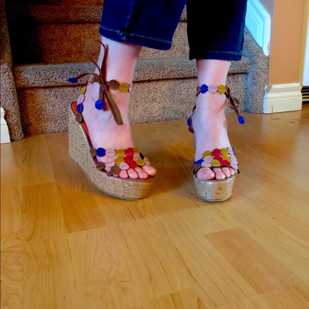Super cute polka dot heels.